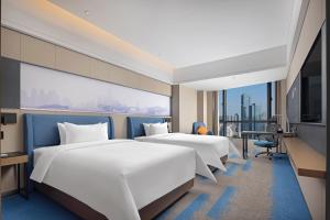 Postel nebo postele na pokoji v ubytování 武汉国际广场江汉路希尔顿欢朋酒店 + 36 fotografií