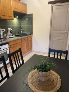 Kuchyň nebo kuchyňský kout v ubytování À l'improviste est une maison individuelle