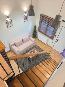 Una sala de estar con un sofá y un árbol de Navidad. en Homey Edessa Loft, en Édessa