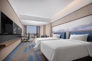 TV a/nebo společenská místnost v ubytování 武汉国际广场江汉路希尔顿欢朋酒店