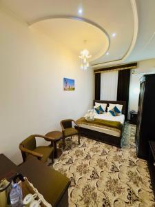 En eller flere senge i et værelse på Emir's Garden Boutique Hotel