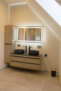 ズワールムにあるHof van Vlaanderenの洗面台と鏡のあるバスルーム