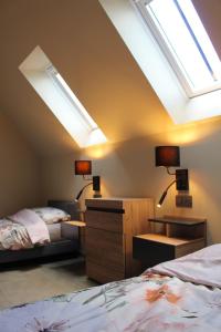 ズワールムにあるHof van Vlaanderenのベッドルーム1室(ベッド2台、天窓付)