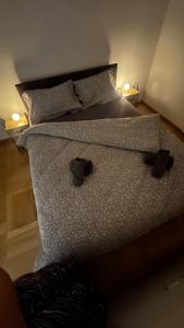 un letto con due bicchieri neri sopra di Sky View - stan na dan Banja Luka a Banja Luka