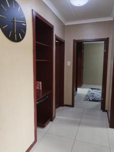 een klok op een muur in een gang bij Two Lilies in Vosburg