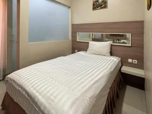 Postel nebo postele na pokoji v ubytování Homestay Harmony Syariah RedPartner Near Juanda T2