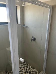 een douche met een glazen deur en een toilet bij Modern Getaway in Rand Rifles +1 foto