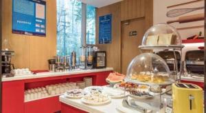 um buffet com sanduíches e doces em exposição em ibis Xian South Gate em Xian