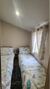 Ένα ή περισσότερα κρεβάτια σε δωμάτιο στο Luxury 8 berth Caravan with Hot Tub at Tattershall Lakes