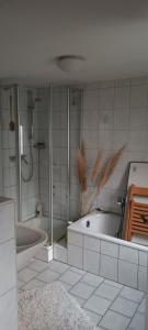 ウンナにあるHalf-timbered house with garden, close to nature & cityのバスルーム(バスタブ、シャワー、バスタブ付)が備わります。