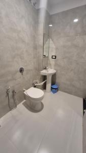 un baño con inodoro y lavabo en Hotel City Palace, en Bhagalpur