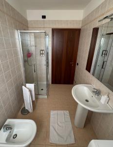un bagno con lavandino, doccia e WC di OTB Italia 6 - Rifugio moderno tra Venezia e Treviso con 2 terrazze e Parcheggio coperto a Preganziol