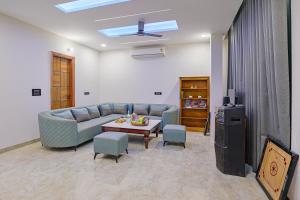 Et opholdsområde på ELIVAAS Amaltas 4 BHK Countryside Hideaway With Pvt Pool, Lush Garden & 360 Aravali Views