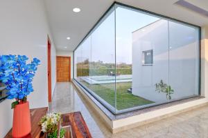 Swimmingpoolen hos eller tæt på ELIVAAS Amaltas 4 BHK Countryside Hideaway With Pvt Pool, Lush Garden & 360 Aravali Views