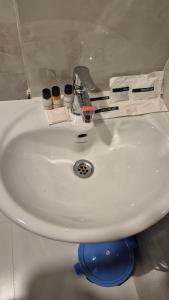 Un lavabo de baño blanco con cajas encima. en Hotel City Palace, en Bhagalpur