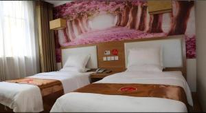 Una cama o camas en una habitación de Thank Inn Hotel He'nan Xuchang Railway Station Qiyi Road Caowei Ancient Town