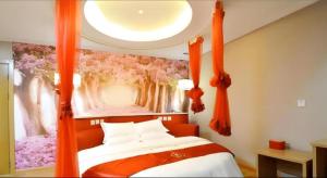 Una cama o camas en una habitación de Thank Inn Hotel He'nan Xuchang Railway Station Qiyi Road Caowei Ancient Town 23 fotos más