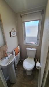 Ένα μπάνιο στο Luxury 8 berth Caravan with Hot Tub at Tattershall Lakes +19 φωτογραφίες