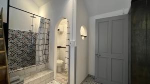 een badkamer met een toilet en een inloopdouche bij Lim Concept - Lim Owl in Kon Rung (1)