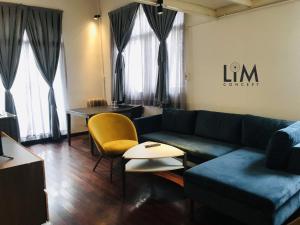 een woonkamer met een bank en een tafel bij Lim Concept - Lim Owl in Kon Rung (1)