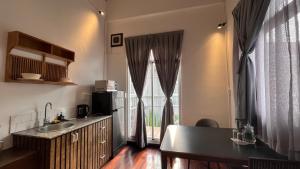 een keuken met een wastafel, een magnetron en een raam bij Lim Concept - Lim Owl in Kon Rung (1)