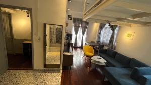 een woonkamer met een blauwe bank en een kamer met een tafel bij Lim Concept - Lim Owl in Kon Rung (1)