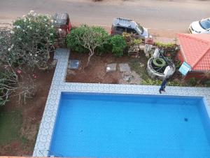 Una vista aérea de una piscina en un patio. en The Tourist Street, en Cavelossim