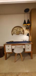 SadiqabadMidway Hotel Sadiqabad RYK的一张桌子和椅子