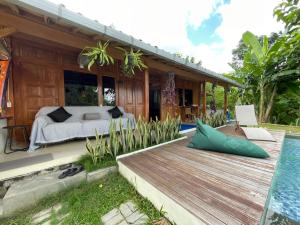 una casa con un letto su una terrazza accanto a una piscina di Villa Velo One a Watumurah