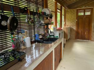 una cucina con un lavello e un piano di lavoro di Villa Velo One a Watumurah