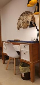 SadiqabadMidway Hotel Sadiqabad RYK的一张桌子,里面配有一盏灯和一把椅子 更多1张照片