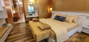 SadiqabadMidway Hotel Sadiqabad RYK的房间里有一张大床的卧室