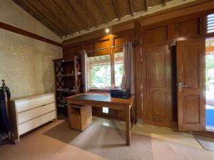 Camera con scrivania in legno e finestra. di Villa Velo One a Watumurah Altre 11 foto