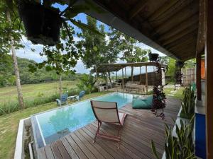 una terrazza con sedia accanto alla piscina di Villa Velo One a Watumurah