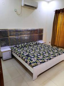 En eller flere senge i et værelse på Bahria Town Karachi GuestHouse