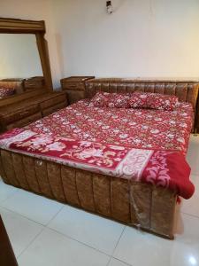 En eller flere senge i et værelse på Bahria Town Karachi GuestHouse