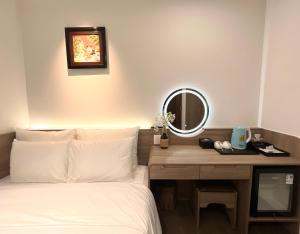 Ένα ή περισσότερα κρεβάτια σε δωμάτιο στο Cao Bằng Xưa và Nay Hometel