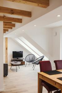 een woonkamer met stoelen en een tafel bij Ferienwohnung Habichthorst in Naumburg