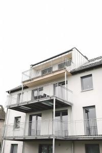 een afbeelding van een wit gebouw met balkons bij Ferienwohnung Habichthorst in Naumburg +11 foto's