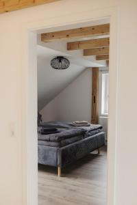 een slaapkamer met een bed in het midden van een kamer bij Ferienwohnung Habichthorst in Naumburg