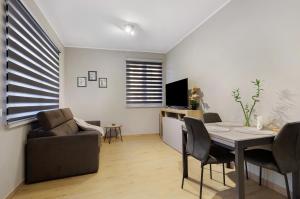 een woonkamer met een tafel en een bank bij Casa Magenta Apartments in Valeggio sul Mincio