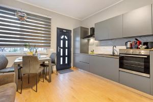 een keuken met een tafel en een eetkamer bij Casa Magenta Apartments in Valeggio sul Mincio