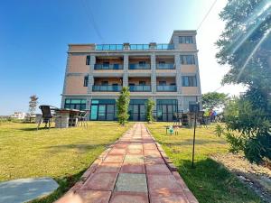 un edificio con un sentiero di mattoni davanti di 香菇里啦 a An-ch'i