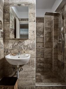 un baño con lavabo y espejo en Avesta Private Villas - Niovi, en Vlikhón