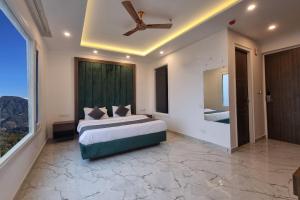 Giường trong phòng chung tại Hotel Luxe Vista