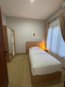 Postel nebo postele na pokoji v ubytování 1 Big House Syariah Padang