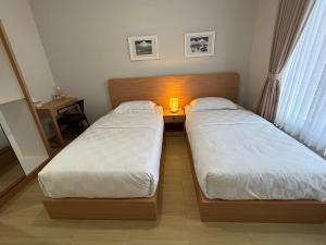 Postel nebo postele na pokoji v ubytování 1 Big House Syariah Padang + 1 fotografie