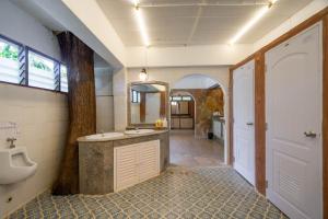 Puprai Tarnnarm Resort في ثونغ فا فوم: حمام مع حوض ومرحاض ومرآة +239 صورة