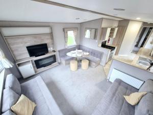eine Luftansicht eines Wohnzimmers in einem Wohnwagen in der Unterkunft Birchington Vale Arizona in Westgate-on-Sea
