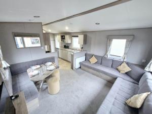 ein Wohnzimmer mit Sofa und Tisch in der Unterkunft Birchington Vale Arizona in Westgate-on-Sea